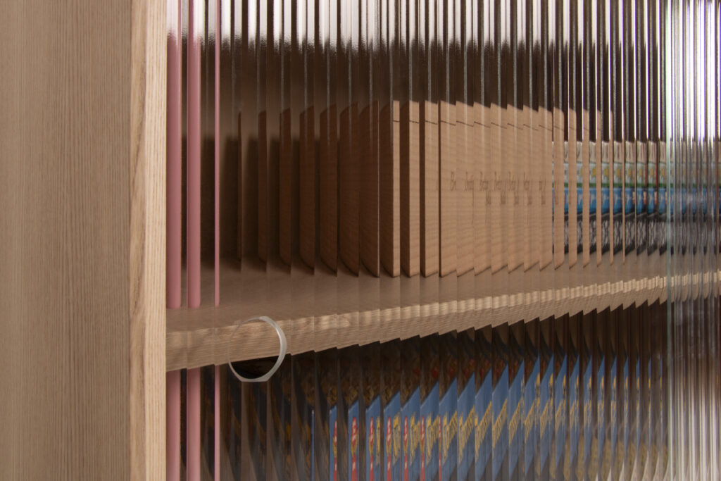 Texturierte Glasschiebetür in Holzkorpus.